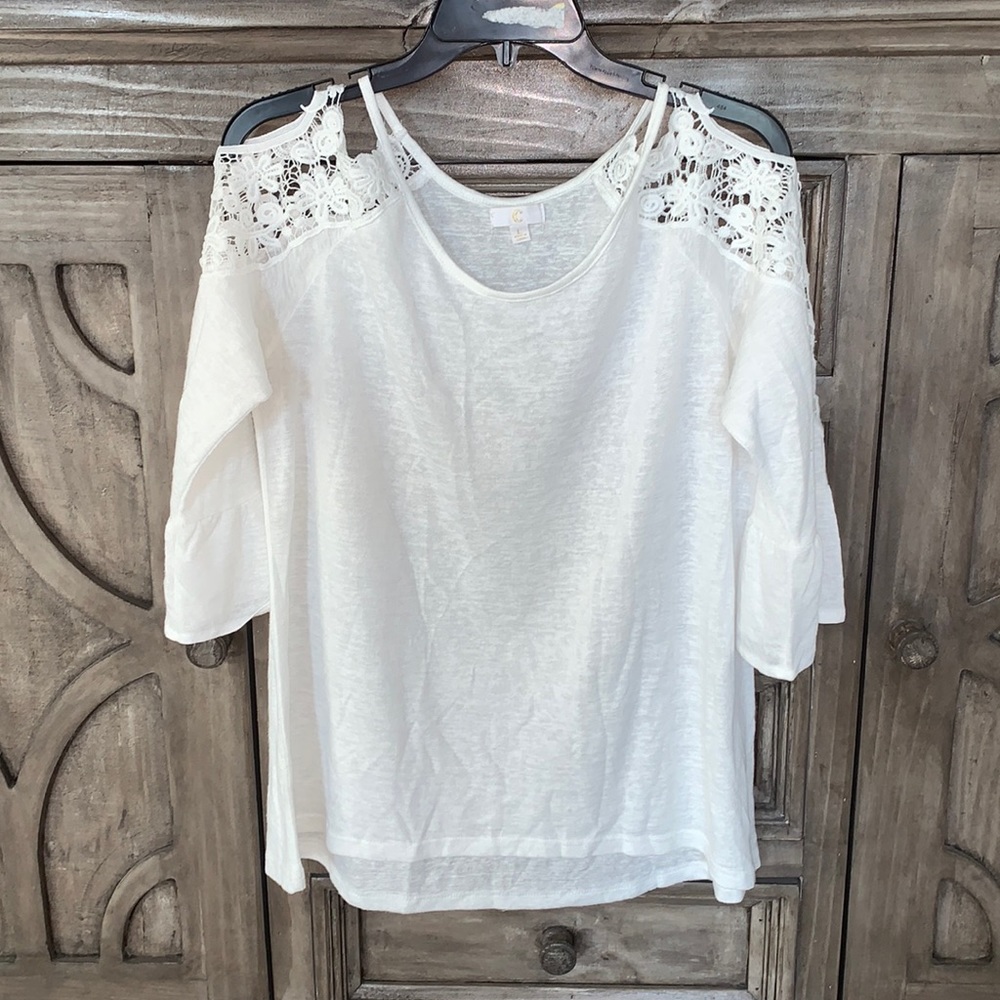 EUC Women’s “C” Brand White Lace Cold Shoulder Bell Sleeve Blouse (Large)